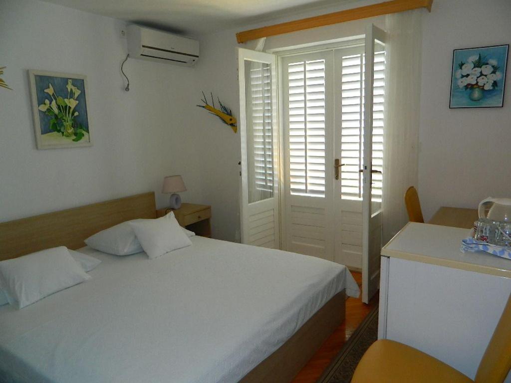 Apartments And Rooms Darinka Vrboska Exterior photo