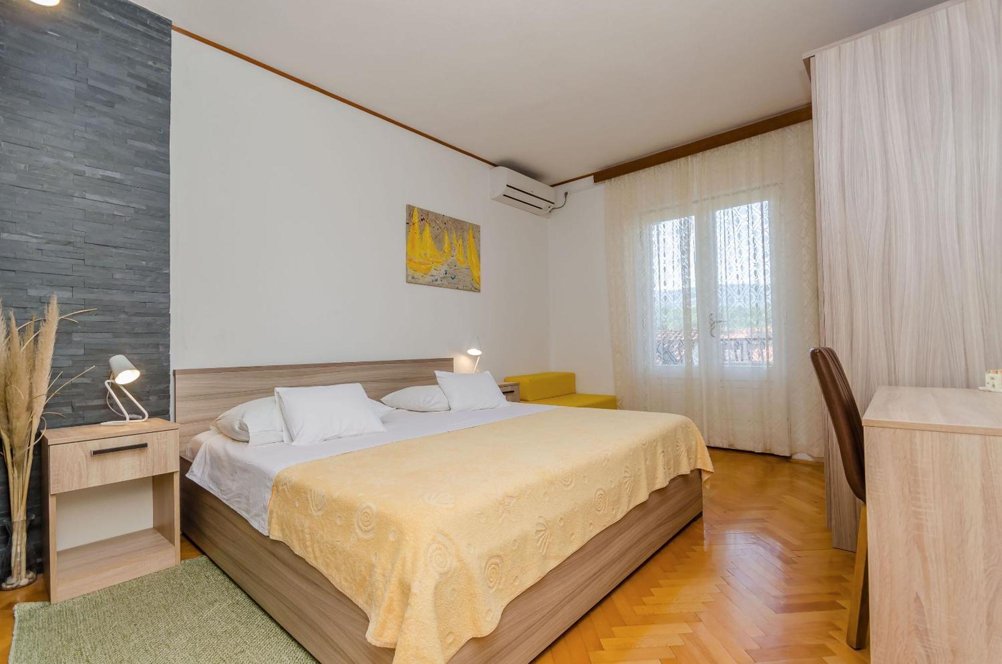 Apartments And Rooms Darinka Vrboska Exterior photo