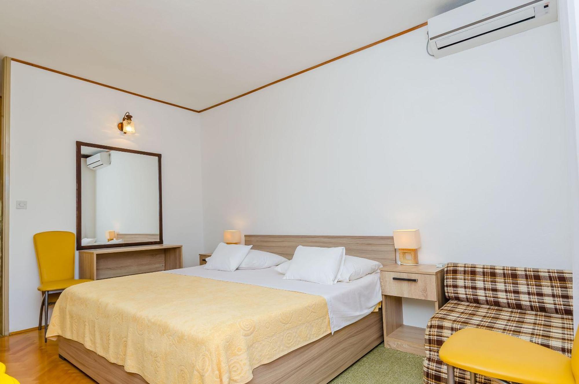 Apartments And Rooms Darinka Vrboska Exterior photo